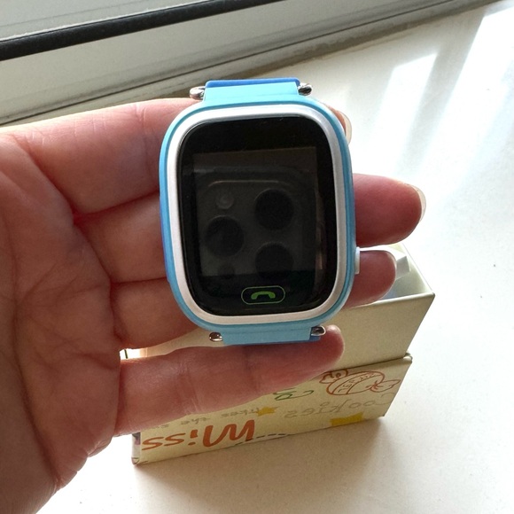NWT Kids GPS tracker. Blue colour. Smart watch tracker, waterproof, SOS calls. - Picture 2 of 10